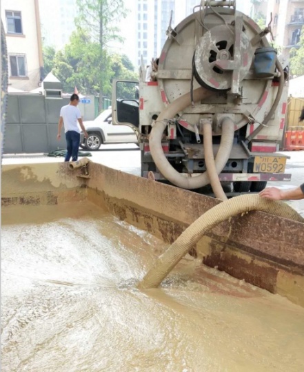 昆明专车抽粪抽污水抽淤泥 清理化粪池 清理沉淀池 清理隔油池